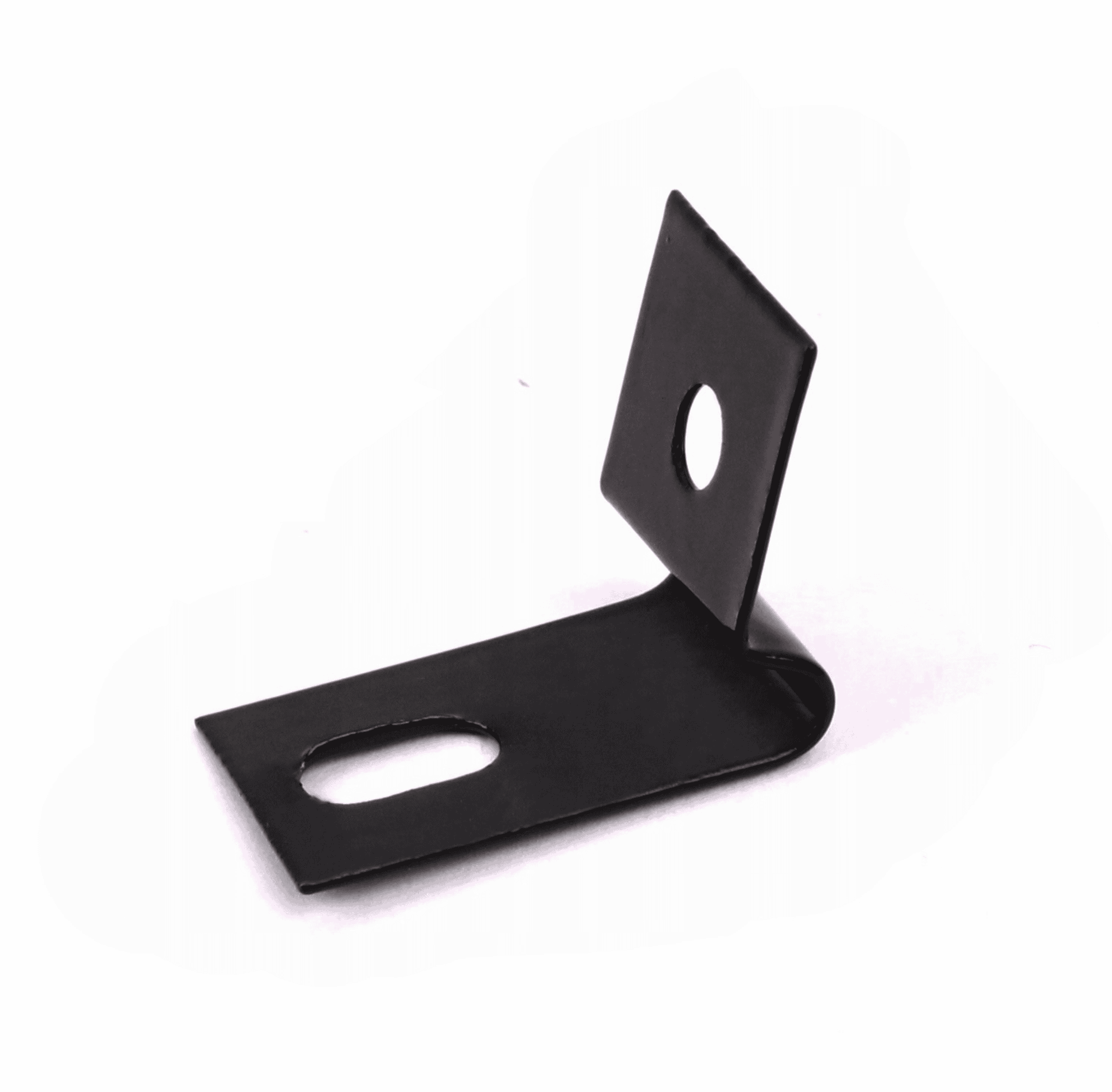 Et sort metal L-beslag, ofte brugt som Panel Fastgørelsesclips, har et cirkulært hul på den lodrette del og et aflangt ovalt hul på den vandrette del. Beslaget er sat mod en almindelig hvid baggrund.