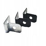 Tre Panelclips - Panel/Låge Fastgørelsesclips med Z-formede metalbeslag og cirkulære huller i midten vises. Det første beslag er sølv, mens det andet og tredje beslag er sort. Disse panelclips er arrangeret i en forskudt formation mod en hvid baggrund.