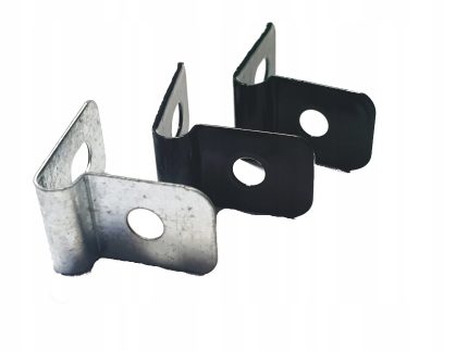 Tre Panelclips - Panel/Låge Fastgørelsesclips med Z-formede metalbeslag og cirkulære huller i midten vises. Det første beslag er sølv, mens det andet og tredje beslag er sort. Disse panelclips er arrangeret i en forskudt formation mod en hvid baggrund.