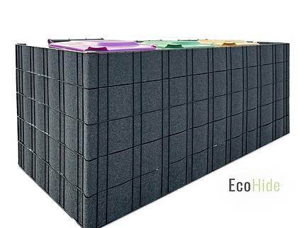 En stor, rektangulær mørkegrå plantekasse med et gittermønster og levende planter, der vokser ovenpå. Ordet "EcoHide" er synligt i lysegrå og grøn tekst, hvilket tyder på, at det er et miljøvenligt produkt. Renovationsskjuler EcoHide Komplet er alsidig nok til også at fungere som en stilfuld skraldespandsskjuler, der passer problemfrit ind i ethvert haverum.