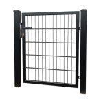 Metallåge 2D Panelfyld 6/5/6mm Sort Ral 9005 Komplet er enkel og moderne og har lodrette og vandrette stænger, en lås og rigel i venstre side og monteres mellem robuste firkantede stolper – en stilfuld låge til din have.