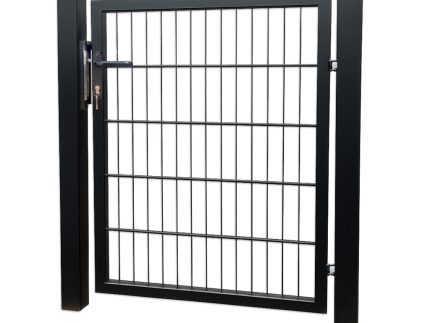 Metallåge 2D Panelfyld 6/5/6mm Sort Ral 9005 Komplet er enkel og moderne og har lodrette og vandrette stænger, en lås og rigel i venstre side og monteres mellem robuste firkantede stolper – en stilfuld låge til din have.