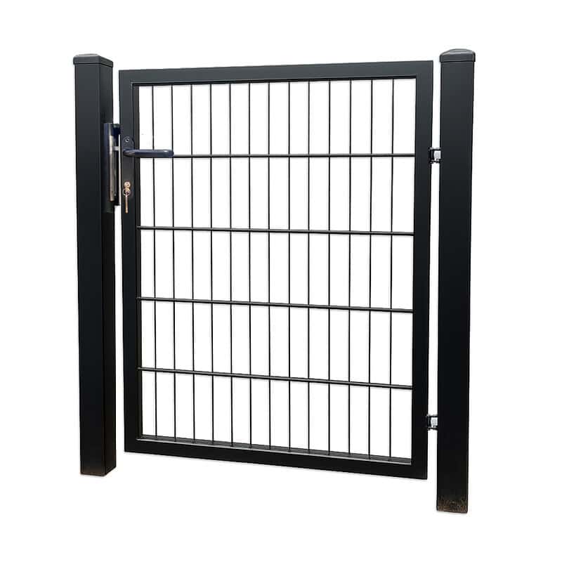 Metallåge 2D Panelfyld 6/5/6mm Sort Ral 9005 Komplet er enkel og moderne og har lodrette og vandrette stænger, en lås og rigel i venstre side og monteres mellem robuste firkantede stolper – en stilfuld låge til din have.