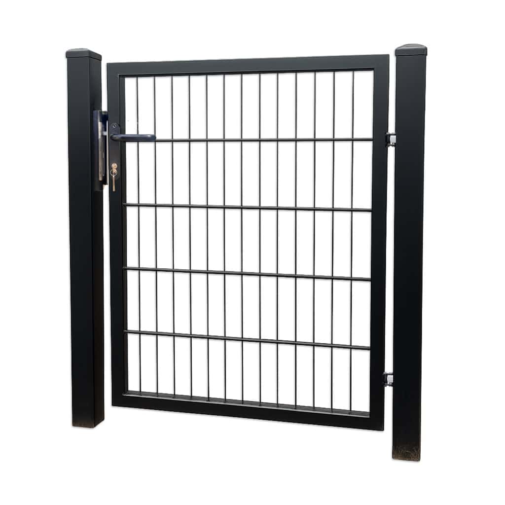 Metallåge 2D Panelfyld 6/5/6mm Sort Ral 9005 Komplet er enkel og moderne og har lodrette og vandrette stænger, en lås og rigel i venstre side og monteres mellem robuste firkantede stolper – en stilfuld låge til din have.