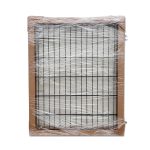 Metallage 2D Panelfyld 6/5/6mm Sort Ral 9005 Komplet, et rektangulært panel med en sort ramme, er pakket i klar plastik og pap til forsendelse eller opbevaring, vist på en hvid baggrund.