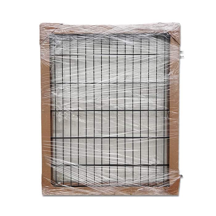 Metallage 2D Panelfyld 6/5/6mm Sort Ral 9005 Komplet, et rektangulært panel med en sort ramme, er pakket i klar plastik og pap til forsendelse eller opbevaring, vist på en hvid baggrund.