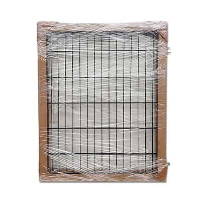 Metallage 2D Panelfyld 6/5/6mm Sort Ral 9005 Komplet, et rektangulært panel med en sort ramme, er pakket i klar plastik og pap til forsendelse eller opbevaring, vist på en hvid baggrund.