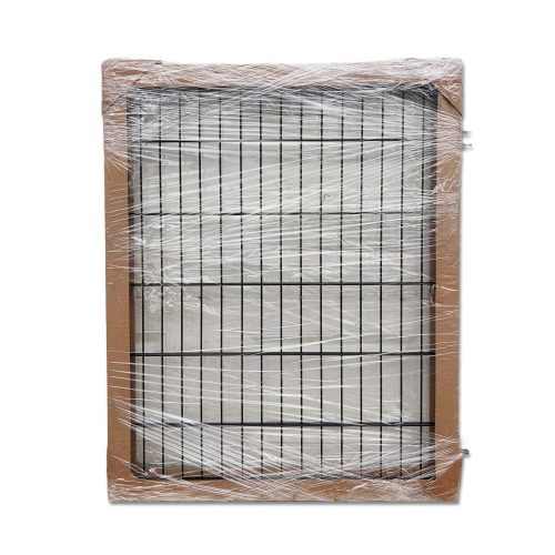 Metallage 2D Panelfyld 6/5/6mm Sort Ral 9005 Komplet, et rektangulært panel med en sort ramme, er pakket i klar plastik og pap til forsendelse eller opbevaring, vist på en hvid baggrund.