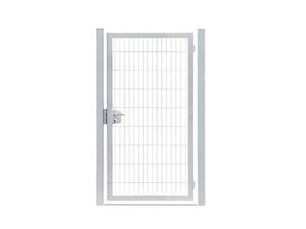 En hvid metal 2D Panellåge med en lodret ramme og et trådnet center. Denne galvaniserede port har en sølvlås på venstre side og har et enkelt, minimalistisk design, ideelt til haver eller boligejendomme. Billedets baggrund er almindelig hvid.