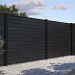 Et moderne hegn bygget af vandrette sorte planker med lodrette sorte stolper er afbildet. Dette hegn, kendt som "Komposit Hegn med sorte pulverlakeret stålstolper & u-skinner - Type 1," omslutter et udendørs område med en asfalteret grund og noget synligt grønt i baggrunden. "Hegnsfabrikken"-logoet er placeret i nederste højre hjørne af billedet.