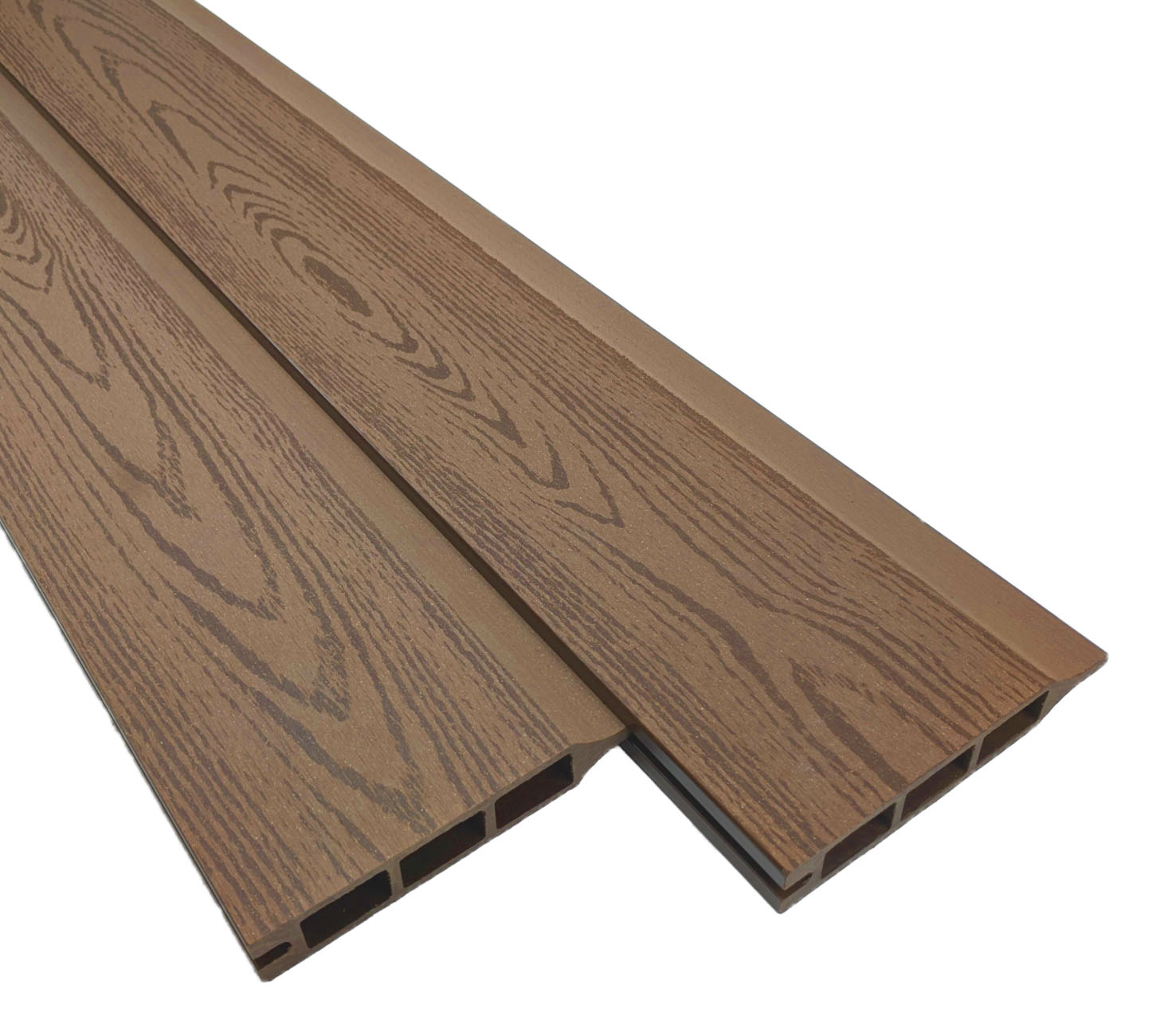 To brune komposit terrassebrædder med træstruktur og hule rektangulære kanaler vises side om side - ideelle til at kombinere med Komposit Hegn med sorte pulverlakeret stålstolper & u-skinner - Type 1 i dine moderne udendørs projekter.