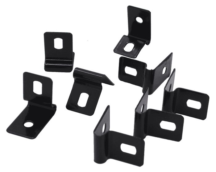 Flere sorte **Panelclips - Panel/Låge Fastgørelsesclips**, der ligner slanke beslag, er spredt på en hvid overflade. Hvert klip har et rektangulært hul i midten og en kantet, foldet form.