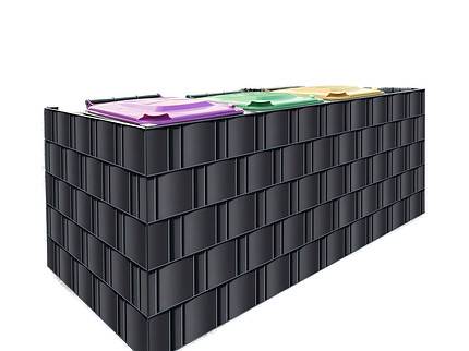 En lang, rektangulær, sort murstensstruktur med fire farvede låg - lilla, gul, grøn og orange - på toppen, arrangeret sekventielt. EcoHide Komplet-designet ser ud til at være en stor, segmenteret beholder eller beholder til SORT PLAST-affald eller genanvendeligt materiale. Baggrunden er hvid.