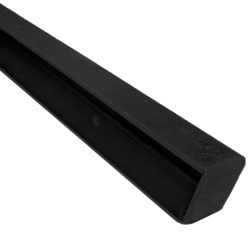 Et nærbillede af U-skinnesiden - Pulverlakeret Sort afslører et hult center med tykke, solide sider. Kanterne er rene og glatte, hvilket indikerer præcis fremstilling. Det sorte gummimateriale fremstår holdbart og robust, hvilket tyder på, at det kunne være pulverlakeret for ekstra modstandskraft.