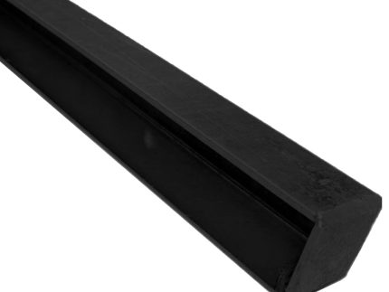 Et nærbillede af U-skinnesiden - Pulverlakeret Sort afslører et hult center med tykke, solide sider. Kanterne er rene og glatte, hvilket indikerer præcis fremstilling. Det sorte gummimateriale fremstår holdbart og robust, hvilket tyder på, at det kunne være pulverlakeret for ekstra modstandskraft.