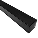 En lang, rektangulær, sort soundbar med et glat og slankt design, set fra en vinkel, hvor venstre side ser nærmere ud, og viser dens moderne og minimalistiske æstetik, meget som en Pulverlakeret Sort-finish.