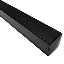 En lang, rektangulær, sort soundbar med et glat og slankt design, set fra en vinkel, hvor venstre side ser nærmere ud, og viser dens moderne og minimalistiske æstetik, meget som en Pulverlakeret Sort-finish.