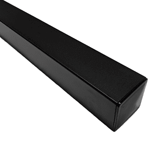 En lang, rektangulær, sort soundbar med et glat og slankt design, set fra en vinkel, hvor venstre side ser nærmere ud, og viser dens moderne og minimalistiske æstetik, meget som en Pulverlakeret Sort-finish.