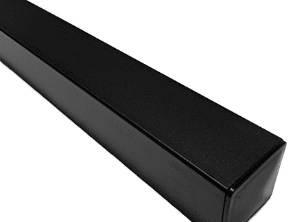 En lang, rektangulær, sort soundbar med et glat og slankt design, set fra en vinkel, hvor venstre side ser nærmere ud, og viser dens moderne og minimalistiske æstetik, meget som en Pulverlakeret Sort-finish.