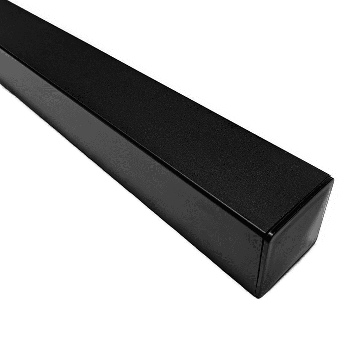 En lang, rektangulær, sort soundbar med et glat og slankt design, set fra en vinkel, hvor venstre side ser nærmere ud, og viser dens moderne og minimalistiske æstetik, meget som en Pulverlakeret Sort-finish.