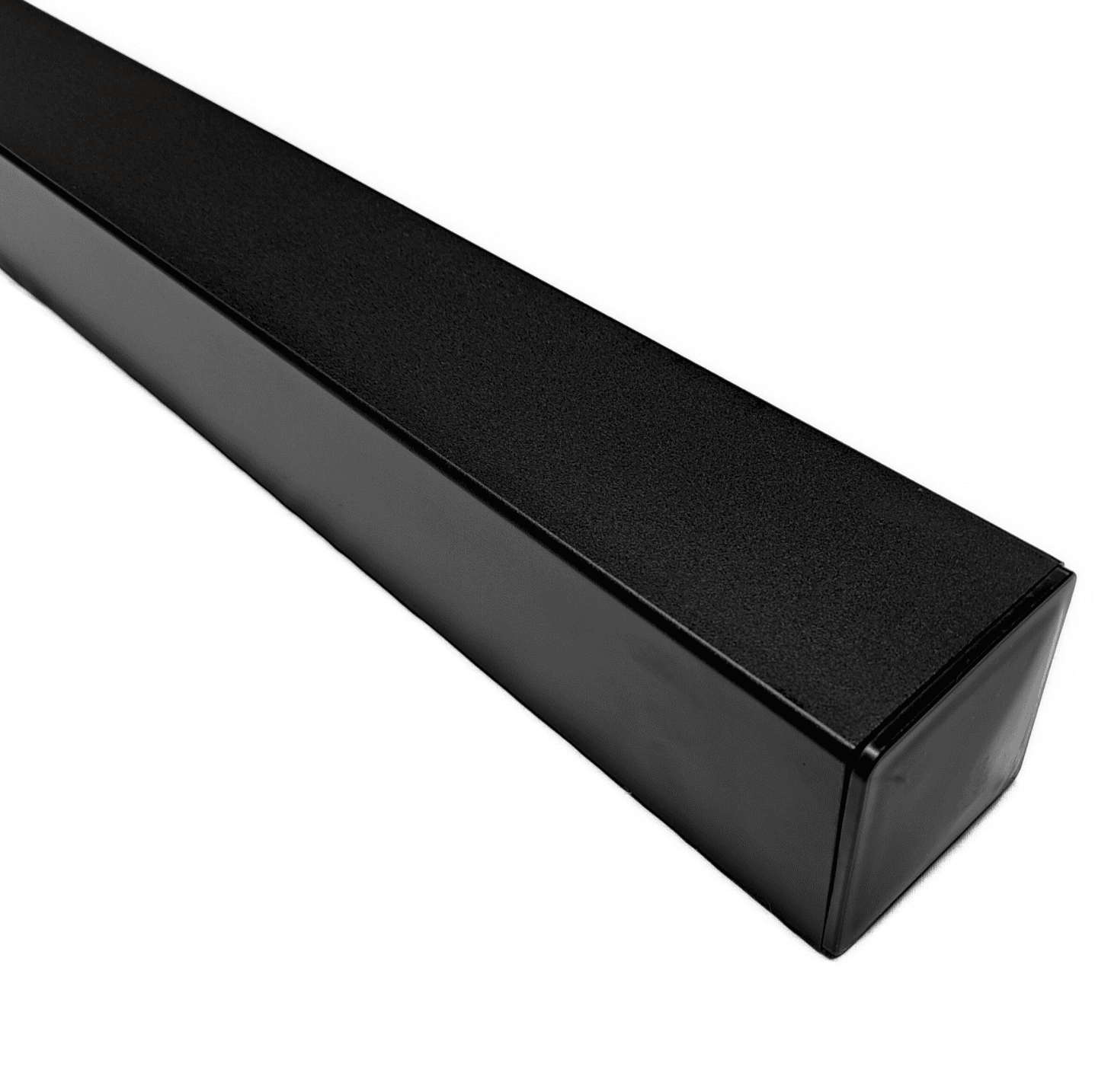 En lang, rektangulær, sort soundbar med et glat og slankt design, set fra en vinkel, hvor venstre side ser nærmere ud, og viser dens moderne og minimalistiske æstetik, meget som en Pulverlakeret Sort-finish.