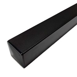 En slank, sort rektangulær 80x80cm Stålstolper Pulverlakeret Sort med en glat overflade, set fra en vinkel, der viser dens længde og en af dens ender. Stålstolpen fremstår solid og har et moderne, minimalistisk design, komplet med en stolpehat.