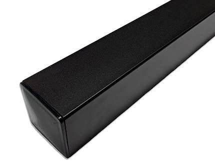 En slank, sort rektangulær 80x80cm Stålstolper Pulverlakeret Sort med en glat overflade, set fra en vinkel, der viser dens længde og en af dens ender. Stålstolpen fremstår solid og har et moderne, minimalistisk design, komplet med en stolpehat.