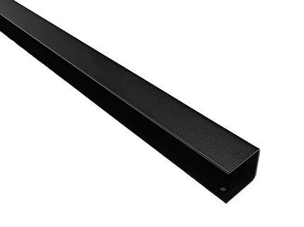 En lang, sort, rektangulær metalbjælke med hult kvadratisk tværsnit. Pulverlakeret Sort U-skinnet måler 915 mm og er vist liggende fladt på en hvid baggrund, med den ene ende delvist synlig og den anden falmende ude af syne.