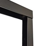 Nærbillede af U-skinne side og en topskinne som overlapper for stabilitet- Pulverlakeret Sort RAL 9005, der fremhæver de skarpe kanter og den glatte, sorte pulverlakerede overflade mod en hvid baggrund.