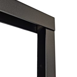 Nærbillede af U-skinne side og en topskinne som overlapper for stabilitet- Pulverlakeret Sort RAL 9005, der fremhæver de skarpe kanter og den glatte, sorte pulverlakerede overflade mod en hvid baggrund.