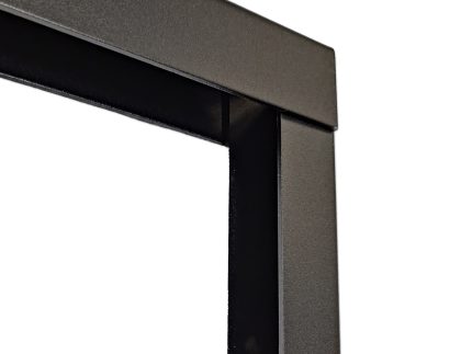 Nærbillede af U-skinne side og en topskinne som overlapper for stabilitet- Pulverlakeret Sort RAL 9005, der fremhæver de skarpe kanter og den glatte, sorte pulverlakerede overflade mod en hvid baggrund.