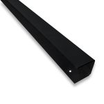 En lang, sort metal U-skinne top/bund - Pulverlakeret Sort med et hul nær den ene ende ligger diagonalt mod en hvid baggrund. Kanterne er lige og vinklen er skarp og danner en L-formet profil. Pulverlakeret Sort-finishen forbedrer dens slanke udseende.