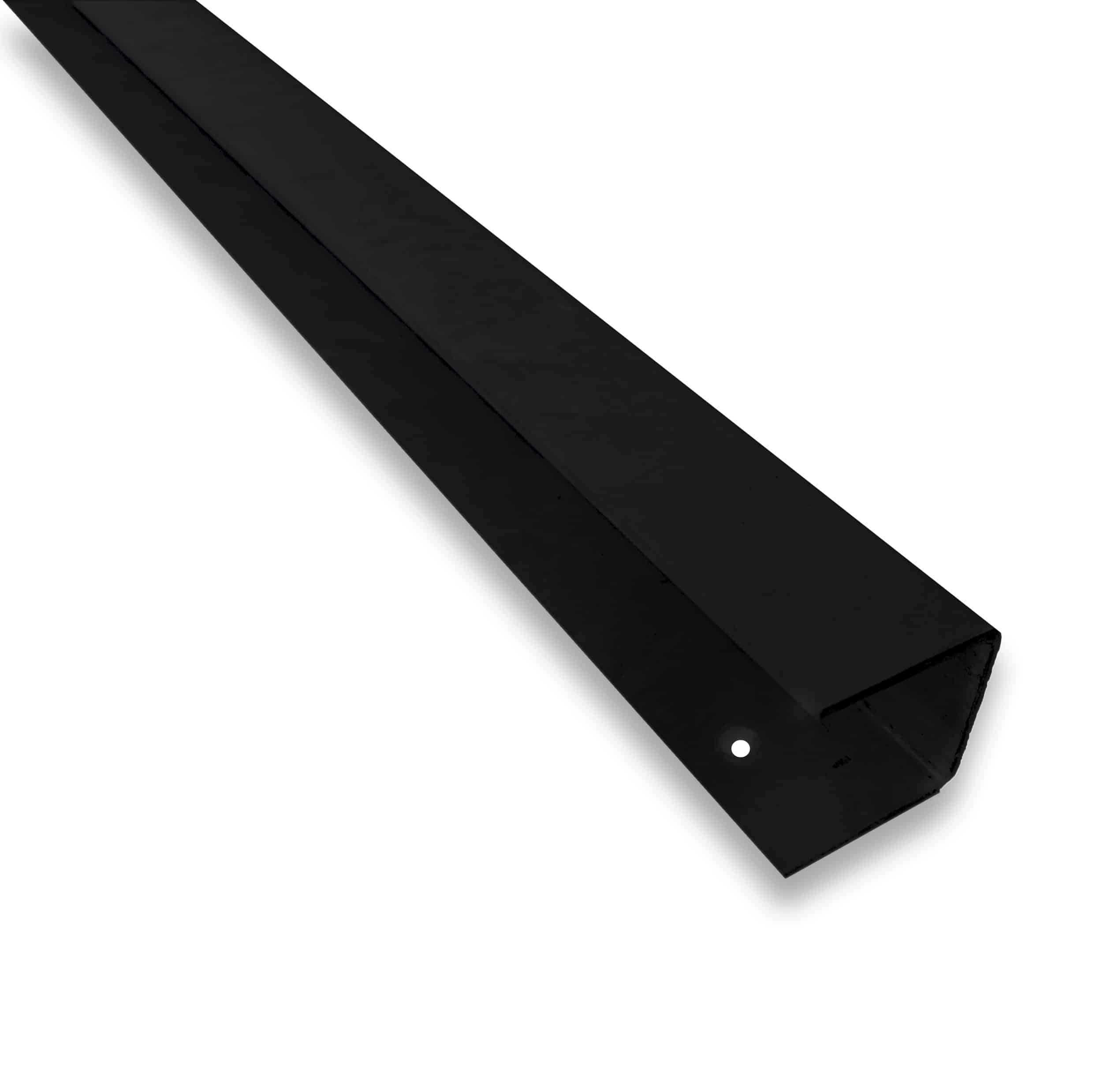 En lang, sort metal U-skinne top/bund - Pulverlakeret Sort med et hul nær den ene ende ligger diagonalt mod en hvid baggrund. Kanterne er lige og vinklen er skarp og danner en L-formet profil. Pulverlakeret Sort-finishen forbedrer dens slanke udseende.