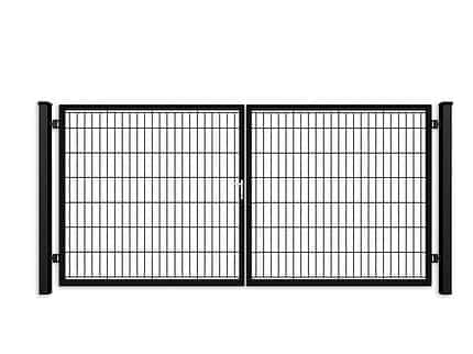 Dobbeltlåge 2D 6/5/6 mm Sort RAL 9005 Komplet Inkl. stolper er afbildet, med et gitterlignende metaldesign med lodrette og vandrette stænger, der skaber et mønster af små, rektangulære åbninger. Den er understøttet af to lodrette stolper på hver side mod en almindelig hvid baggrund.