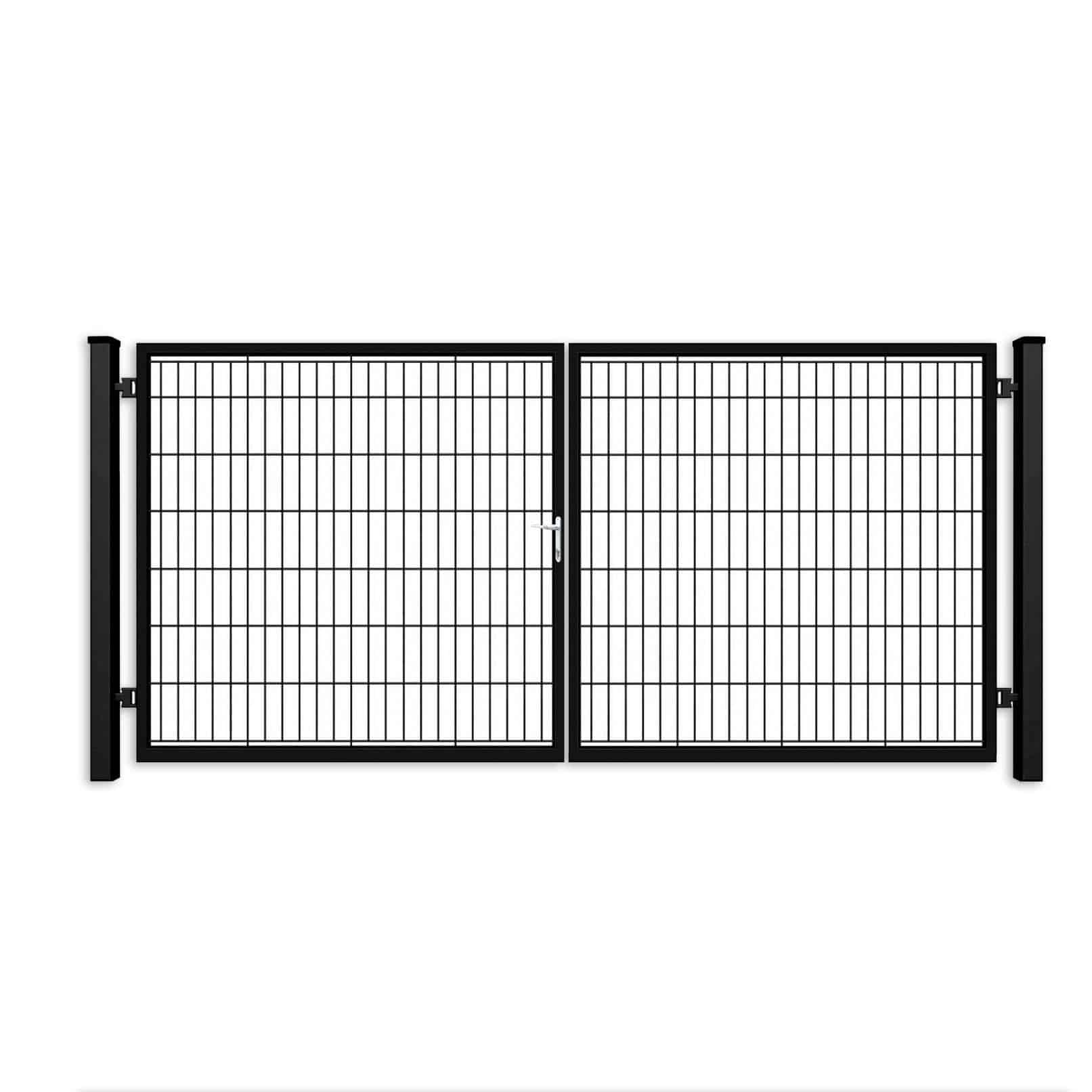 Dobbeltlåge 2D 6/5/6 mm Sort RAL 9005 Komplet Inkl. stolper er afbildet, med et gitterlignende metaldesign med lodrette og vandrette stænger, der skaber et mønster af små, rektangulære åbninger. Den er understøttet af to lodrette stolper på hver side mod en almindelig hvid baggrund.