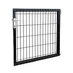 Metal Låge 3D Panel Pulverlakeret Sort RAL 9005 - Komplet har en sort metal hegnslåge med en rektangulær ramme og lodrette og vandrette stænger. Lågen inkluderer et sølvlåsehåndtag og en lås, med et sæt nøgler hængende fra den. Det gitterlignende mønster i dets 3D låge-design sikrer, at porten står oprejst og tilbyder både funktionalitet og stil.