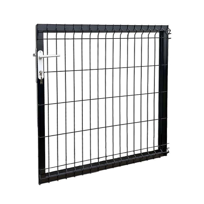 Metal Låge 3D Panel Pulverlakeret Sort RAL 9005 - Komplet har en sort metal hegnslåge med en rektangulær ramme og lodrette og vandrette stænger. Lågen inkluderer et sølvlåsehåndtag og en lås, med et sæt nøgler hængende fra den. Det gitterlignende mønster i dets 3D låge-design sikrer, at porten står oprejst og tilbyder både funktionalitet og stil.