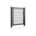 Metal Låge 3D Panel Pulverlakeret Sort RAL 9005 - Komplet er en sort port med lodrette og vandrette stænger i et rektangulært design. Den er understøttet af to robuste lodrette stolper på hver side, med en synlig låsemekanisme til højre. Porten er udstillet mod en skarp hvid baggrund.