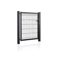 Metal Låge 3D Panel Pulverlakeret Sort RAL 9005 - Komplet er en sort port med lodrette og vandrette stænger i et rektangulært design. Den er understøttet af to robuste lodrette stolper på hver side, med en synlig låsemekanisme til højre. Porten er udstillet mod en skarp hvid baggrund.