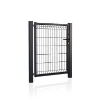 Metal Låge 3D Panel Pulverlakeret Sort RAL 9005 - Komplet er en sort port med lodrette og vandrette stænger i et rektangulært design. Den er understøttet af to robuste lodrette stolper på hver side, med en synlig låsemekanisme til højre. Porten er udstillet mod en skarp hvid baggrund.