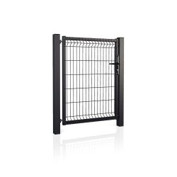 Metal Låge 3D Panel Pulverlakeret Sort RAL 9005 - Komplet er en sort port med lodrette og vandrette stænger i et rektangulært design. Den er understøttet af to robuste lodrette stolper på hver side, med en synlig låsemekanisme til højre. Porten er udstillet mod en skarp hvid baggrund.