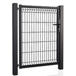 Metal Låge 3D Panel Pulverlakeret Sort RAL 9005 - Komplet er en sort, pulverlakeret metalport med både lodrette og vandrette stænger, indrammet af to robuste stolper på hver side. Den ene stolpe har en lås for nem åbning og lukning. Designet har en enkel og moderne æstetik.