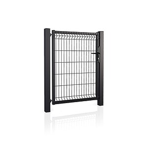 Metal Låge 3D Panel Pulverlakeret Sort RAL 9005 - Komplet er en sort port med lodrette og vandrette stænger i et rektangulært design. Den er understøttet af to robuste lodrette stolper på hver side, med en synlig låsemekanisme til højre. Porten er udstillet mod en skarp hvid baggrund.