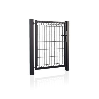 Metal Låge 3D Panel Pulverlakeret Sort RAL 9005 - Komplet er en sort port med lodrette og vandrette stænger i et rektangulært design. Den er understøttet af to robuste lodrette stolper på hver side, med en synlig låsemekanisme til højre. Porten er udstillet mod en skarp hvid baggrund.