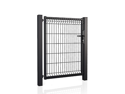 Metal Låge 3D Panel Pulverlakeret Sort RAL 9005 - Komplet er en sort port med lodrette og vandrette stænger i et rektangulært design. Den er understøttet af to robuste lodrette stolper på hver side, med en synlig låsemekanisme til højre. Porten er udstillet mod en skarp hvid baggrund.