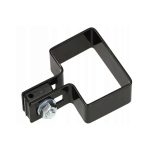 Et sort rektangulært metalbeslag, kendt som Endestolpe Beslag 60x40mm til Panelhegn Sort RAL 9005 (Designserie), har en skrue- og møtrikmekanisme fastgjort i den ene ende. Dette funktionelle design er beregnet til at fastgøre eller montere genstande, hvor sølvskruen og møtrikken stikker ud mod det sorte metal.
