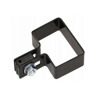 Et sort rektangulært metalbeslag, kendt som Endestolpe Beslag 60x40mm til Panelhegn Sort RAL 9005 (Designserie), har en skrue- og møtrikmekanisme fastgjort i den ene ende. Dette funktionelle design er beregnet til at fastgøre eller montere genstande, hvor sølvskruen og møtrikken stikker ud mod det sorte metal.