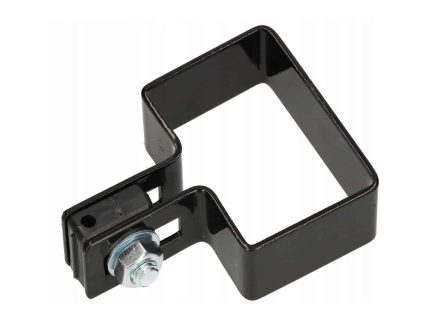 Et sort rektangulært metalbeslag, kendt som Endestolpe Beslag 60x40mm til Panelhegn Sort RAL 9005 (Designserie), har en skrue- og møtrikmekanisme fastgjort i den ene ende. Dette funktionelle design er beregnet til at fastgøre eller montere genstande, hvor sølvskruen og møtrikken stikker ud mod det sorte metal.