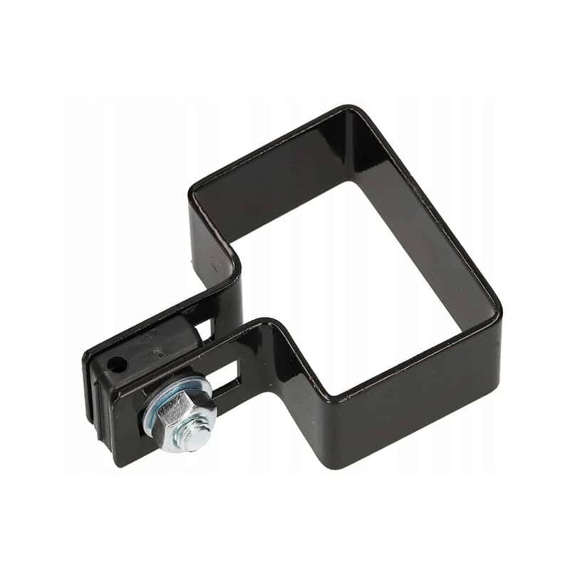 Et sort rektangulært metalbeslag, kendt som Endestolpe Beslag 60x40mm til Panelhegn Sort RAL 9005 (Designserie), har en skrue- og møtrikmekanisme fastgjort i den ene ende. Dette funktionelle design er beregnet til at fastgøre eller montere genstande, hvor sølvskruen og møtrikken stikker ud mod det sorte metal.
