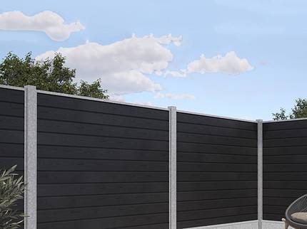 Komposit Hegn med galvaniseret bundplader, stålstolper & u-skinner – Type 2